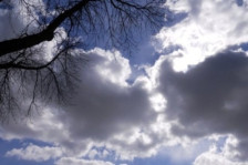 Променливо облачно со дожд и ветер од северен правец