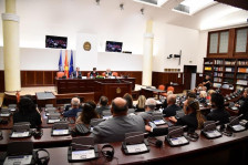 Комитетот за меѓуетнички односи одлучи законот за правична застапеност да се носи со т.н. „мал Бадентер“