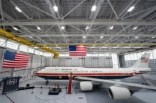 Трамп го претстави новиот претседателски авион, катарскиот Боинг 747 - вели дека е модифициран по негов вкус