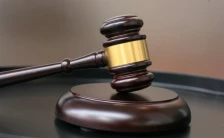 Судот дозволи администрацијата на Трамп привремено да продолжи со наплатата на царината од 10 проценти