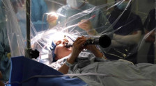 (ВИДЕО) Пациентка свиреше кларинет за време на операција на мозокот и им покажа на хирурзите дека се на вистински пат - telma.com.mk