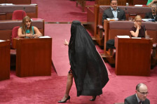 Суспендирана австралиска сенаторка која води кампања за забрана на бурките, претходно во Сенатот влезе облечена во облеката од глава до глужд - telma.com.mk