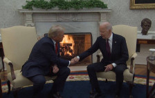 Трамп тврди дека ги укинува сите потпишани документи на Бајден со уред за автоматско потпишување - telma.com.mk