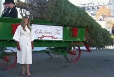Фото: Првата дама Меланија го пречека божиќното дрво - telma.com.mk