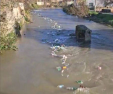 Илјадници пластични шишиња повторно пловат по Вардар кај Општина Јегуновце - telma.com.mk