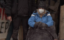 Дијана Хрка од болница, го продолжува штрајкот со глад во близина на Собранието на Србија - telma.com.mk