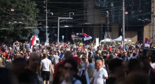 Протести во Белград во поддршка на мајка на жртва од трагедијата во Нови Сад - telma.com.mk