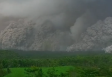 Видео: Над 900 луѓе евакуирани по ерупција на вулканот Семеру - telma.com.mk