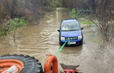 Пожарникари извлекоа две лица во заглавен автомобил во надојдена вода на Пчиња кај Стрновац - telma.com.mk