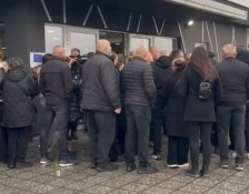 Родителите со маички со ликови на загинатите деца, судницата преполна, почна судењето за Пулс - telma.com.mk