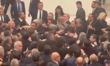 Видео: Тепачка во турскиот парламент за време на седница за буџет - telma.com.mk