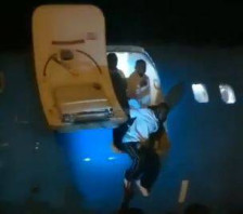 (Видео) Скокаа од три метри висина, бидејќи немаше мобилни скалила - несекојдневно симнување од авион на аеродром во Конго - telma.com.mk