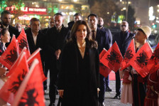 (фото)Шефицата на албанската дипломатија Спиропали се поклони на споменикот на Скендербег во Скопје - telma.com.mk