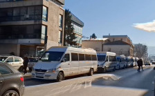 (видео)Протест на приватните превозници пред Општина Гостивар – си ги бараат парите за превоз на ученици - telma.com.mk