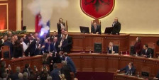 (ВИДЕО) Тепачка во албанскиот парламент, запалена фотографија на премиерот Еди Рама - telma.com.mk