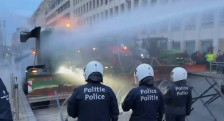(Видео)Белгиската полиција со водени топови против фармери во Брисел - telma.com.mk