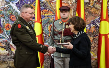 Сиљановска-Давкова го одликуваше генерал-мајор Грегори Најт, командантот на Националната гарда на Вермонт со Орден за воени заслуги - telma.com.mk