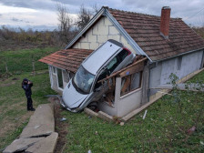 (Видео+фото) Автомобил заврши на покрив на куќа, за среќа никој не настрада - несекојдневна сообраќајна несреќа во Србија - telma.com.mk