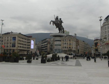 Плоштадот без ниту еден украс, Скопје сè уште чека да блесне - граѓаните по забава на Зимзоленд со лижавчиња и мајмуни - telma.com.mk