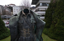 Обезглавен споменик на Тито во Велење - тешката бронзена глава пронајдена во багажник на автомобил со хрватски таблички - telma.com.mk