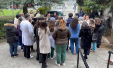 Останаа без трајно вработување, тврдат дека им барале партиски книшки - протест на дел од медицинскиот персонал пред управната зграда на тетовската Клиничка болница - telma.com.mk