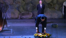 Се поклони, положи цвеќе и оддаде почит на жртвите на Германците - Мерц посети Музеј на Холокаустот во Ерусалим - telma.com.mk