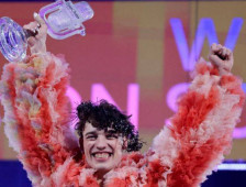 Швајцарецот Немо го враќа евровизискиот трофеј поради Израел - telma.com.mk