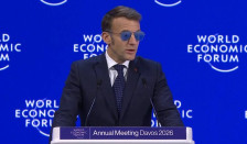 Му пукнал крвен сад во окото - Макрон со наочари за сонце во јавните настапи - telma.com.mk