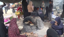 Жени во Газа печат леб за да преживеат - telma.com.mk