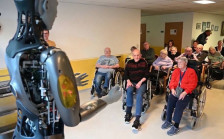 (Видео) Роботот Амека стана негувател во старечки дом, пее, чита и им покажува гимнастички вежби на жителите на домот - telma.com.mk