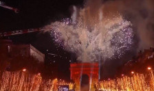 (фото)На познатата Шанзелизе и над Триумфалната капија беше организиран блескав огномет - telma.com.mk