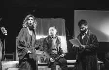 Претставата „Странецот“ ги отвора клучните прашања за националната уметност, празните аплаузи и длабоката недоверба во институциите - telma.com.mk