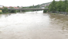 Зголемено нивото на Вардар во Велес, 42 сантиметри за 24 часа - реката се излеа на двете страни на кејот - telma.com.mk