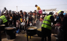 Раселени во Газа чекаат храна поради недостиг и високи цени - telma.com.mk