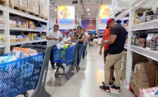 Редици во маркети, аптеки и бензински - запалено знамето на САД на протест во Каракас, Венецуелците во САД со игри и песна по апсењето на Мадуро - telma.com.mk