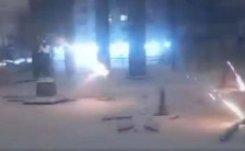 (Видео) Дрон падна покрај чистачка во Украина, таа продолжи да го чисти снегот - надреална снимка од Лвов - telma.com.mk