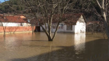 Се испумпува вода од поплавените домови во Кичево и Ресен, проценки на штета допрва ќе почнат - telma.com.mk