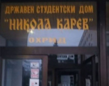 Без греење и топла вода во собите, со свеќи низ ходници - студентскиот дом „Никола Карев“ во Охрид без струја во среде зима - telma.com.mk