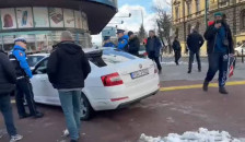 (Видео) Со автомобил тргна во толпа демонстранти, полицијата го уапси, му пронајде дрога - драма на денешните протести во Сараево - telma.com.mk