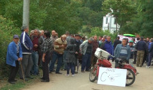 Рампа на патот и жив штит во одбрана на реката Блатешница - жителите на виничкото село Блатец не дозволуваат изградба на хидроцентрала - telma.com.mk