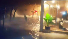 (Видео) Невреме во Далмација, морето се излеа на брегот и продре во куќи и деловни простории - telma.com.mk