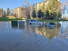 (ФОТО)Битолската населба Карпош под вода откако пукна водоводна цевка - telma.com.mk
