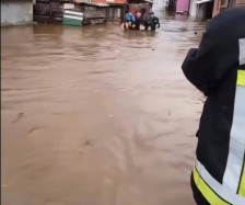 (ВИДЕО) Евакуација во Кичево- активисти на Црвен крст изнесуваат маж низ надојдената вода - telma.com.mk