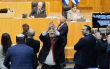 Израелските екстремисти со шампањ го прославија усвојувањето на законот за смртна казна – но само за Палестинците - telma.com.mk