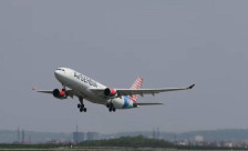 Евакуациски авион слета во Србија со 67 луѓе кои бегаат од Израел, меѓу нив и Македонци - telma.com.mk