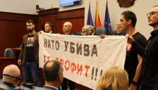 (Видео) Герила акција на Левица во Собранието со посебна порака за генералниот секретар на НАТО - telma.com.mk