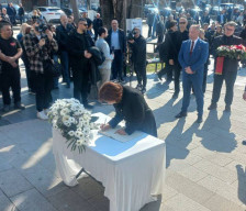 Силјановска Давкова се потпиша во книгата на жалост во Кочани - telma.com.mk