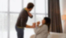 Ја удирал сопругата со клоци и тупаници, се здобила со фрактури на три ребра - случај на семејно насилство во Куманово - telma.com.mk