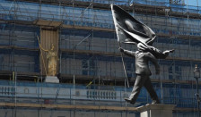 Заслепени од знамето - Бенкси потврди дека статуата во центарот на Лондон е негово дело - telma.com.mk