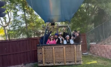 Балон со 13 патници слета во приватен двор - telma.com.mk